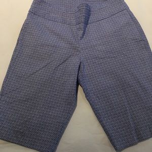 Bermuda short , blue and white geometric print